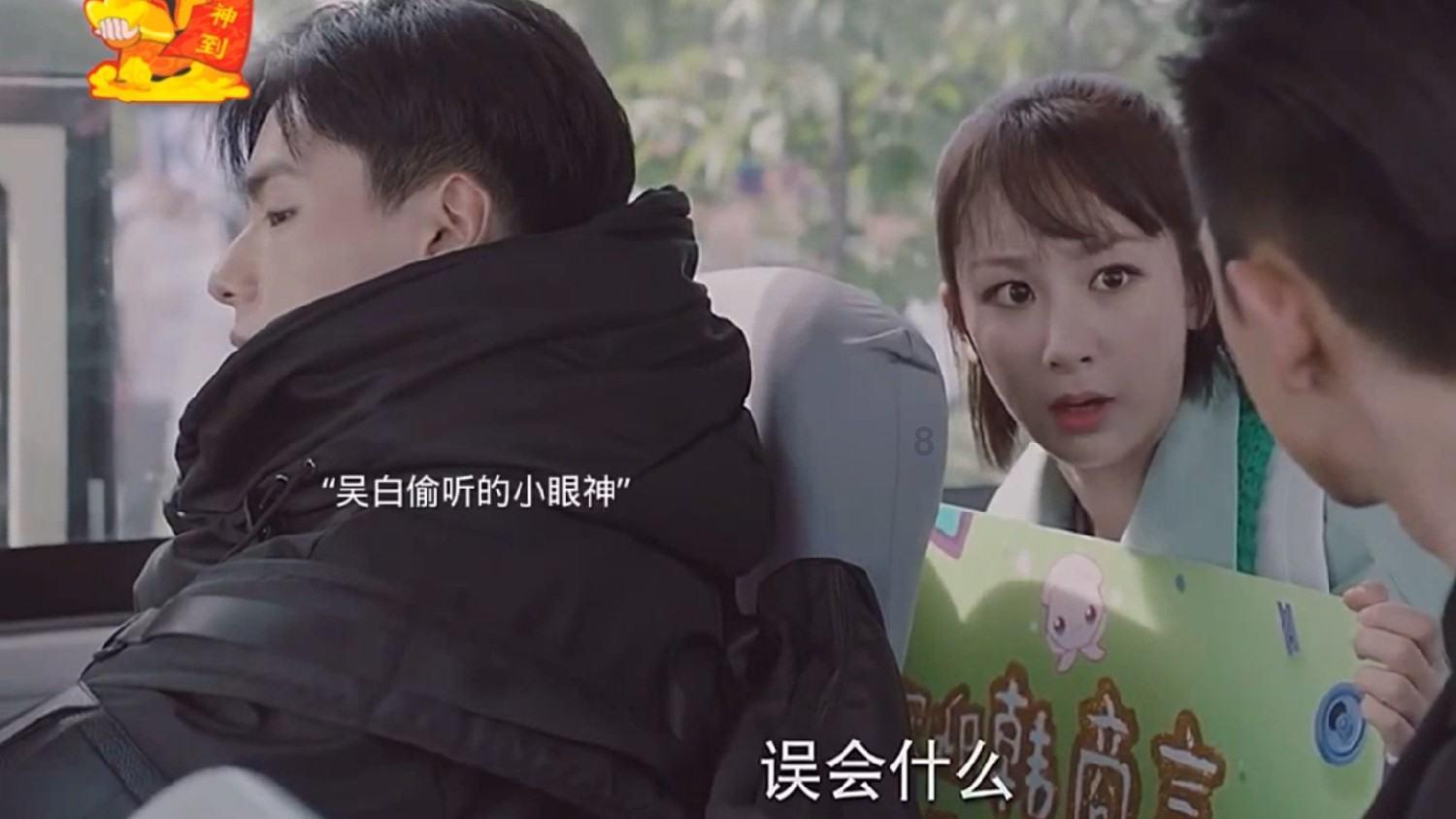 黑色吊带上衣搭配浅蓝色牛仔裤，复古的风格你会心动吗？游戏画面